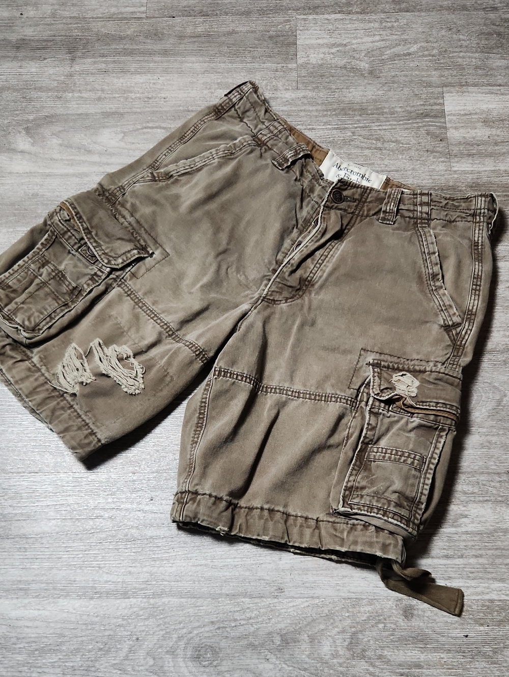 Vintage Abercrombie & Fitch Distressed Cargo Shorts in Olive - Picture 2 of 7